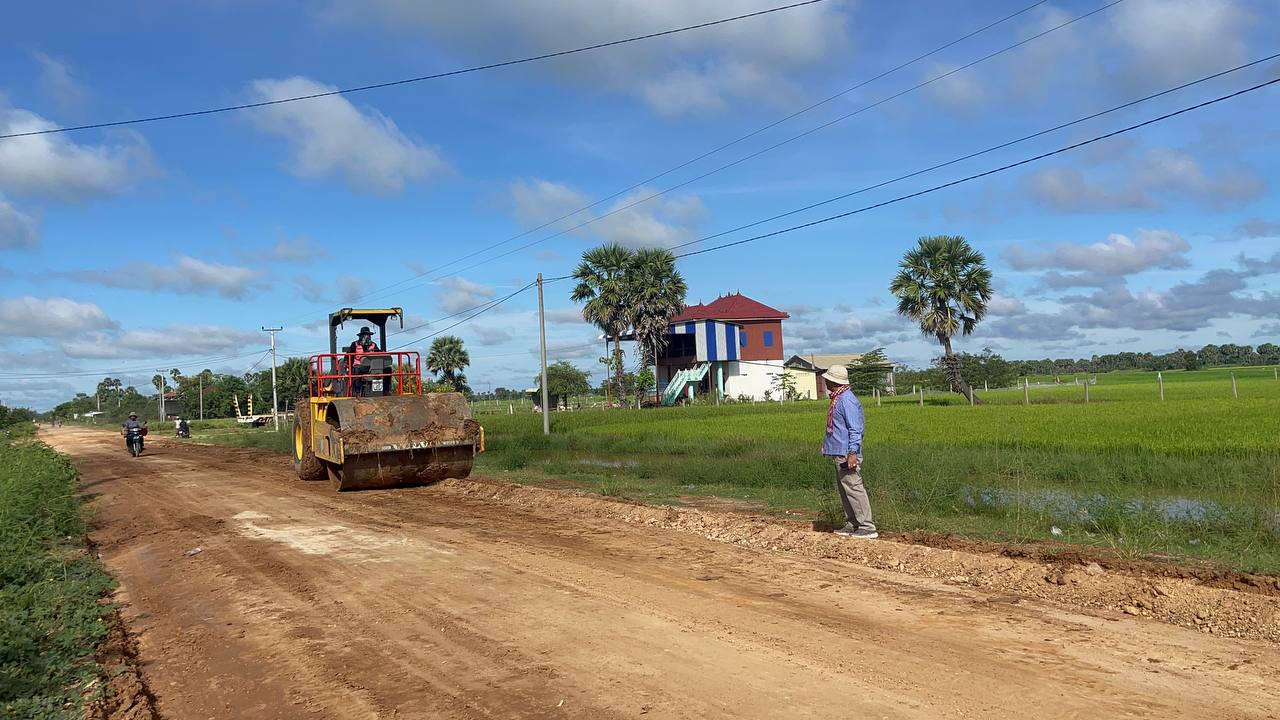 ផ្លូវប្រវែង១៥ ០០០ម៉ែត្រ ត្រូវបានជួសជុលបន្ទាន់ដោយមន្ទីរអភិវឌ្ឍន៍ជនបទ ខេត្តព្រៃវែង ដើម្បីសម្រួលចរាចរដល់ប្រជាពលរដ្ឋនៅស្រុកស៊ីធរកណ្ដាល ខេត្តព្រៃវែង។