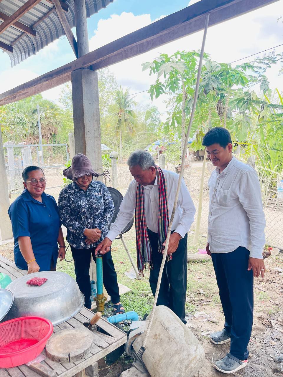 ក្រុមការងារបច្ចេកទេសរបស់មន្ទីរអភិវឌ្ឍន៍ជនបទខេត្តស្វាយរៀង ដឹកនាំដោយ កញ្ញា អន សាមល អនុប្រធានមន្ទីរ បានចុះសហការជាមួយរដ្ឋបាលស្រុកស្វាយជ្រំ ដើម្បីពិនិត្យមើលការប្រើប្រាស់ទឹកអណ្តូងរបស់ប្រជាពលរដ្ឋចំនួន ៣គ្រួសារ មានបញ្ហា ដោយសារកម្រិតនីវ៉ូទឹកធ្លាក់ចុះធ្វើឱ្យអណ្តូងស្នប់មុខកាត់ទុយោតូចត្រឹម ៤២មីលីម៉ែត្រ និង ៤៩ មីលីម៉ែត្រ របស់ពួកគាត់ពិបាកធ្វើការបូមខុសប្រក្រតីក្នុងរដូវប្រាំងនេះ។