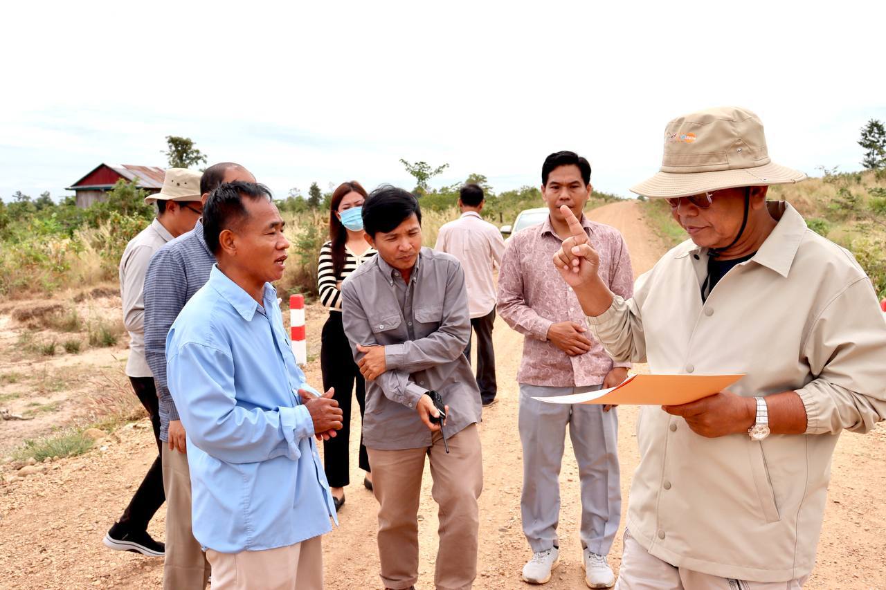 ឯកឧត្តម ផូ ផារិទ្ធ អញ្ជើញដឹកនាំគណៈកម្មការអន្តរក្រសួងចុះត្រួតពិនិត្យ និងវាយតម្លៃលើការងារថែទាំខួបផ្លូវក្រាលល្បាយក្រួសចំនួន ១ខ្សែ ប្រវែងសរុប ១១ ៨០០ ម៉ែត្រ